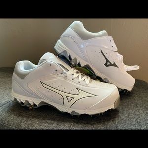 NEW Mizuno Swift 5 Softball Cleats Size 7 white